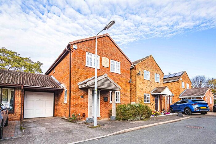 3 Bedroom Link Detached House For Sale In Cantilupe Close, Eaton Bray, Bedfordshire, LU6