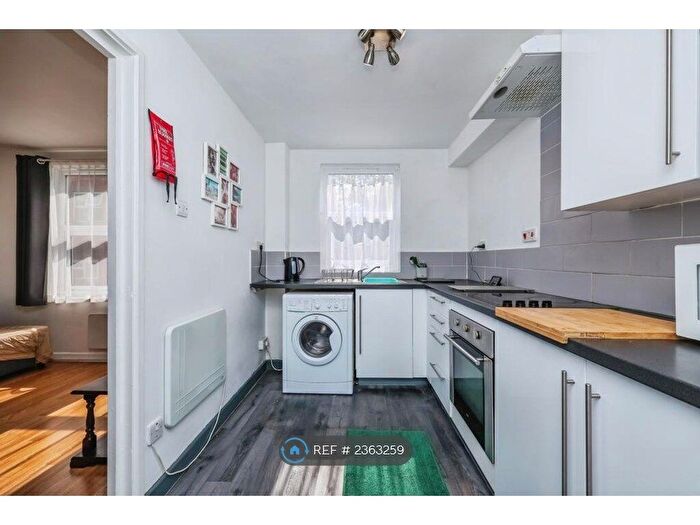 2 Bedroom Flat To Rent In Derwent Court, Nottingham, NG7