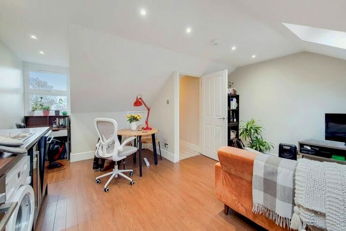 1 Bedroom Flat To Rent In Holmewood Gardens, Brixton, London, SW2