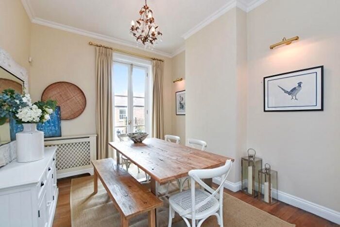 2 Bedroom Flat To Rent In Craven Mews, London, SW11