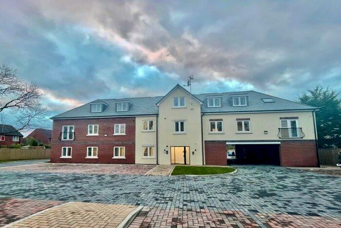 3 Bedroom Flat To Rent In Danelaw Court, Hinckley LE10