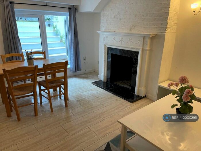 1 Bedroom Flat To Rent In Camden High Street, London, NW1