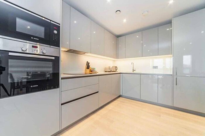 2 Bedroom Flat To Rent In Deacon Street, Elephant And Castle, London, SE17
