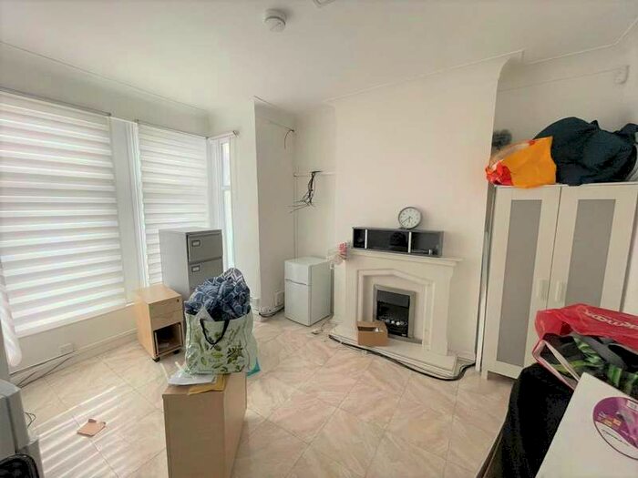 5 Bedroom House To Rent In Kensington Gardnes, Ilford, IG1