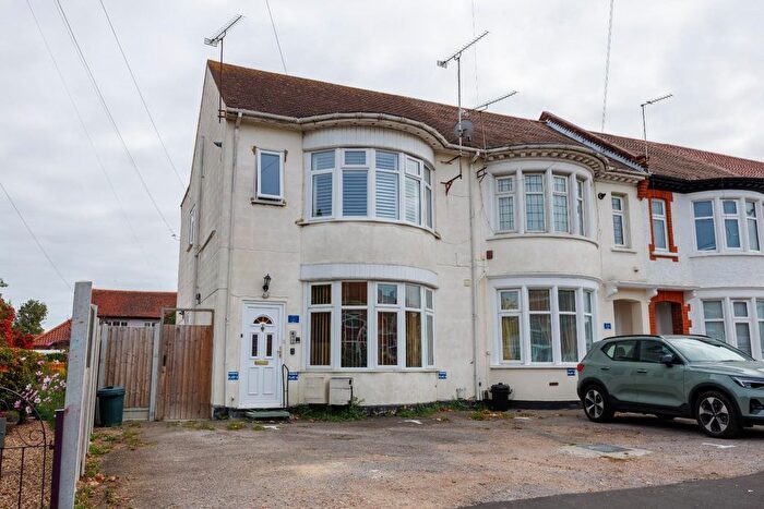2 Bedroom Flat For Sale In Bournemouth Park Road, Southend-On-Sea, SS2
