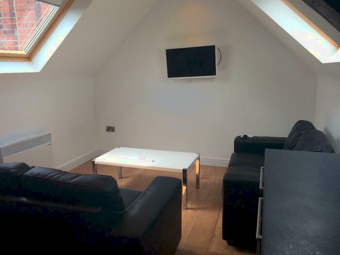 3 Bedroom Flat To Rent In Hyde Terrace, Leeds, West Yorkshire, LS2