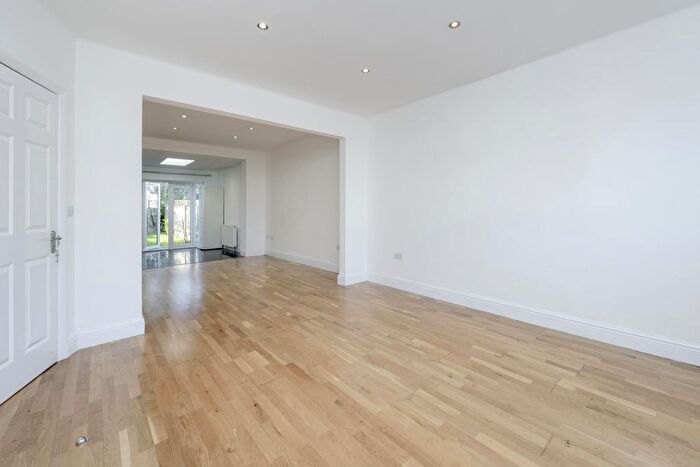 4 Bedroom Semi-detached House To Rent In Pyecombe Corner, North Finchley, London, N12