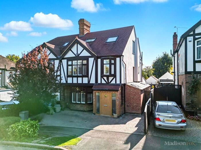 5 Bedroom Semi-Detached House For Sale In Dale Gardens, Woodford Green, IG8