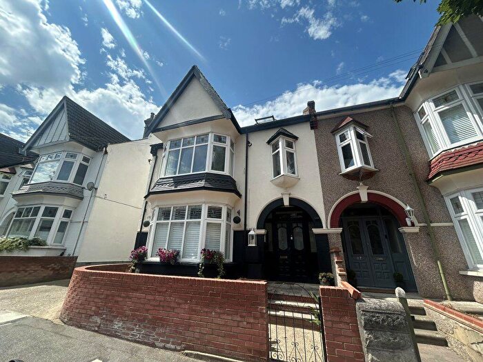1 Bedroom Flat To Rent In Leigh Hall Road - Online Registration, SS9