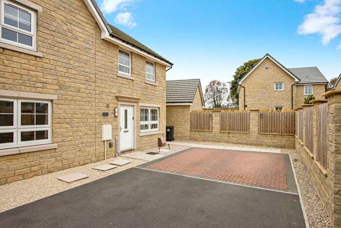 3 Bedroom Semi-Detached House For Sale In Reservoir View, Wakefield, West Yorkshire, WF3