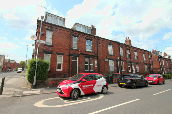 2 Bedroom Flat To Rent In Edinburgh Avenue, Leeds, West Yorkshire, LS12