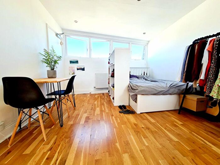 Flat To Rent In Mayton Street, Holloway, N7