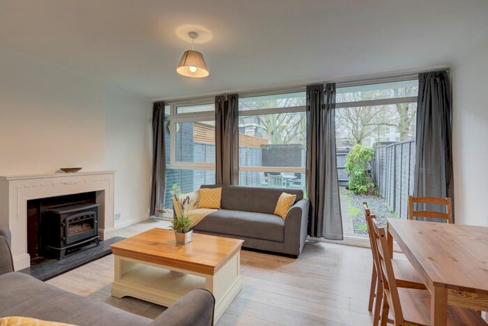 3 Bedroom Flat To Rent In Exford Court, Bolingbroke Walk, Battersea, SW11