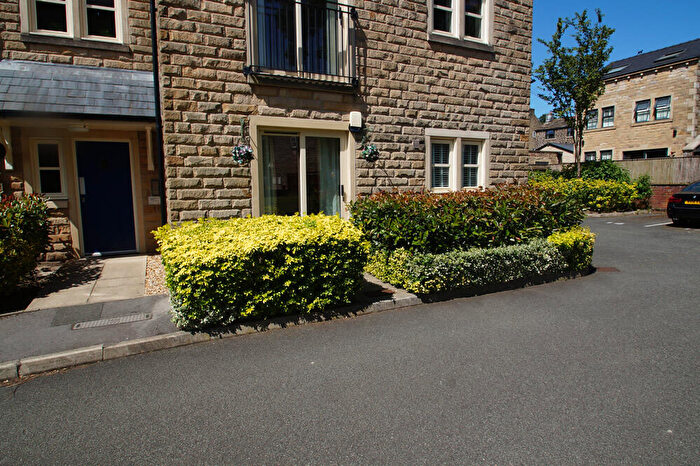 2 Bedroom Apartment For Sale In Rimmon Close Greenfield, OL3