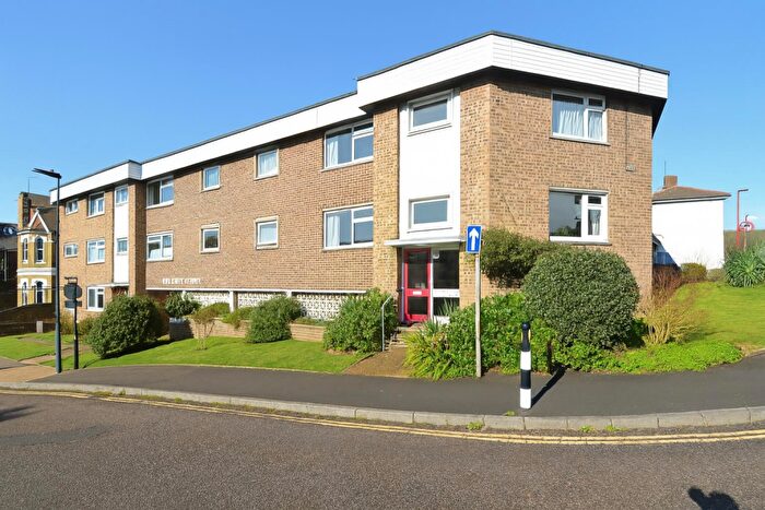 2 Bedroom Flat For Sale In Close To Shops * Shanklin, PO37