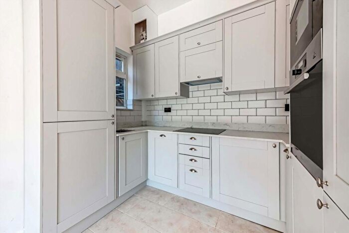 1 Bedroom Flat For Sale In Colney Hatch Lane, London, N10