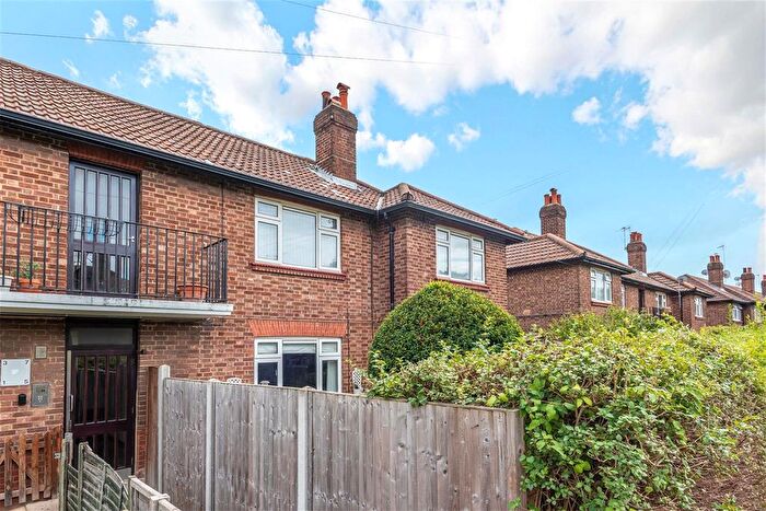 3 Bedroom Flat To Rent In West Sheen Vale, Richmond, TW9