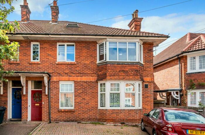 4 Bedroom Maisonette To Rent In Middle Gordon Road, Camberley, GU15