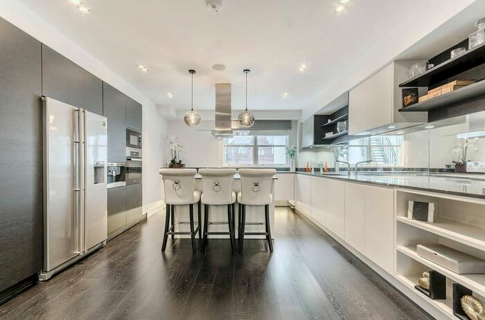 3 Bedroom Maisonette For Sale In Queens Gate, South Kensington, London, SW7