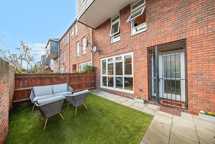 2 Bedroom Flat For Sale In Slade Walk, London, SE17