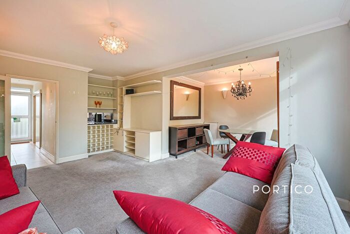 3 Bedroom Flat To Rent In Hill Court, Putney Hill, London, SW15