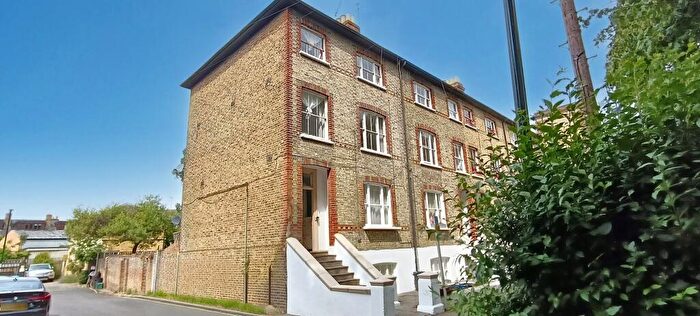 4 Bedroom Maisonette For Sale In Cromwell Place, London, SW14