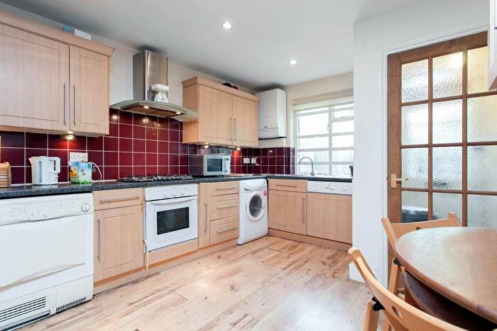 2 Bedroom Flat To Rent In Old Devonshire Road, SW12