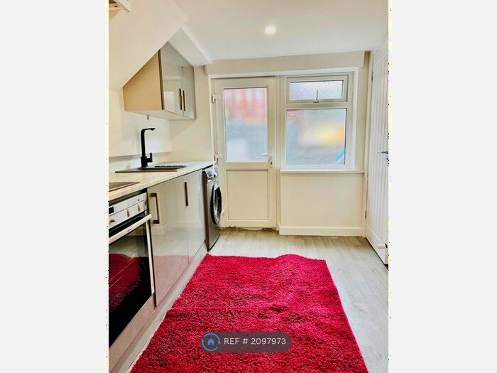 Studio To Rent In Cross Flatts Grove, Leeds, LS11