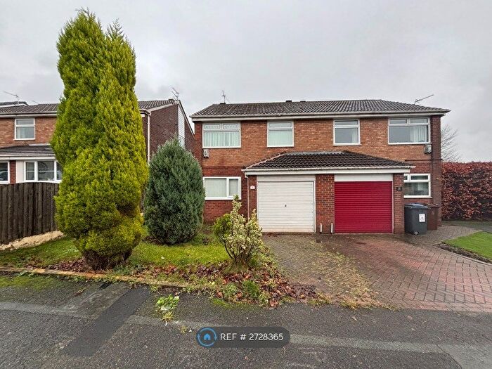 3 Bedroom Semi Detached House To Rent In Kingsley Close, Ashton-Under-Lyne, OL6