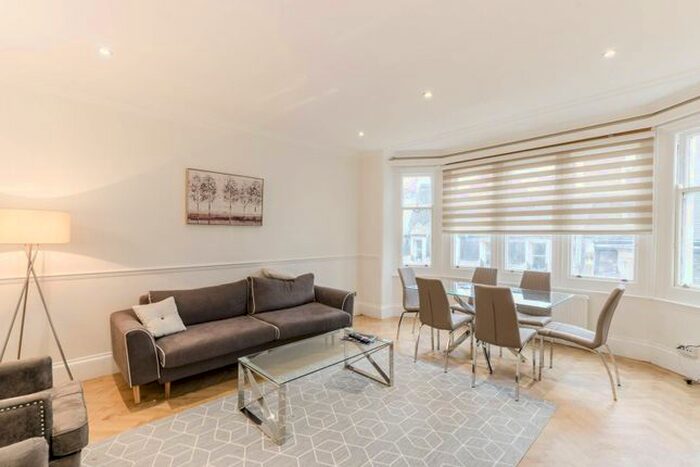 3 Bedroom Flat To Rent In Duke Street, Mayfair, London, W1K