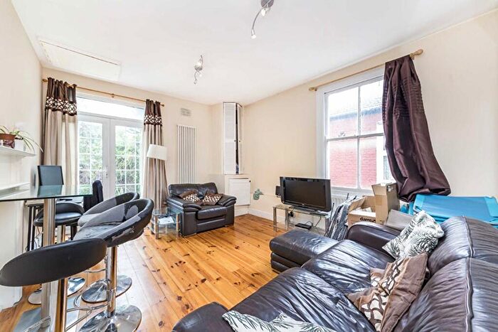 3 Bedroom Flat To Rent In Oakmead Road, Balham, SW12