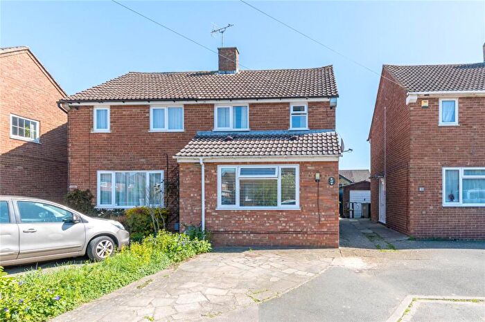2 Bedroom Semi Detached House For Sale In Field End Close, Luton, Bedfordshire, LU2