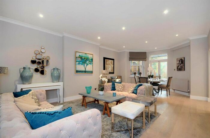 3 Bedroom Flat To Rent In Fitzjohns Avenue, Hampstead, London, NW3