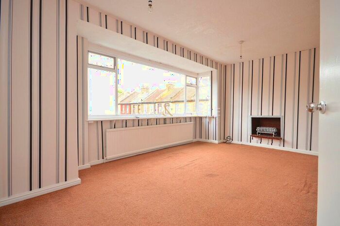 2 Bedroom Flat To Rent In Garfield Road, London, Greater London., E13