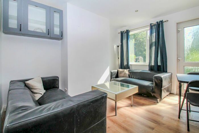 3 Bedroom Terraced House To Rent In Kelso Gardens, Leeds, LS2