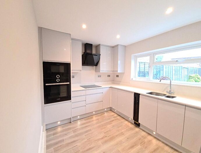 3 Bedroom Semi-Detached House To Rent In Walgrave Road, Dunstable, LU5