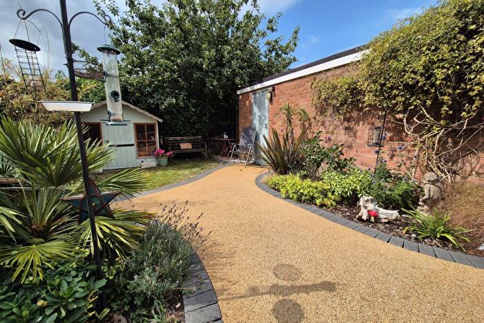 1 Bedroom Bungalow For Sale In The Leys, Clevedon, North Somerset, BS21