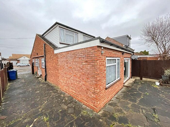 2 Bedroom Chalet For Sale In Wheatley Road, Corringham, Essex, SS17