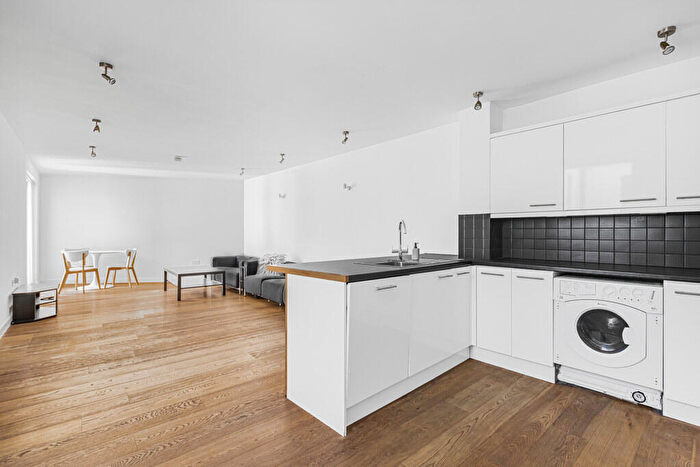 2 Bedroom Apartment To Rent In Mears Close, London, E1