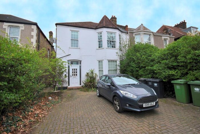3 Bedroom Flat To Rent In St. Mildreds Road London, SE12