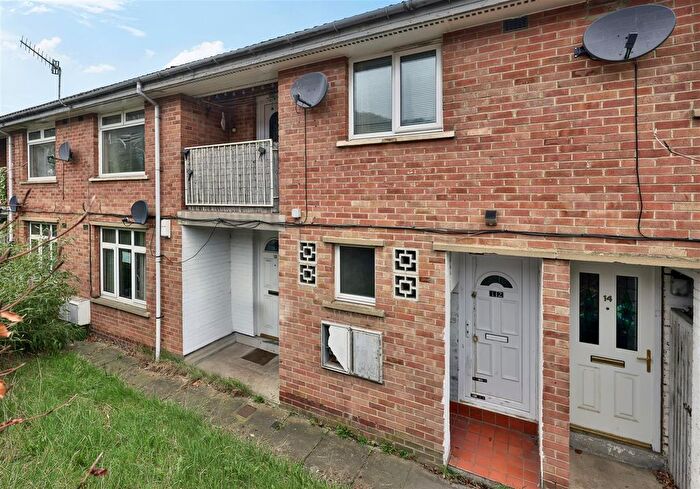 2 Bedroom Flat For Sale In Raistrick Way, Shipley, BD18