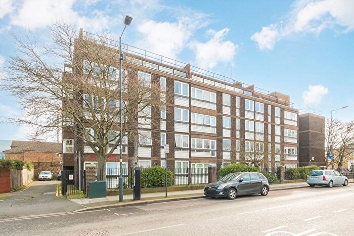 1 Bedroom Flat For Sale In Bloemfontein Road, Shepherds Bush, W12