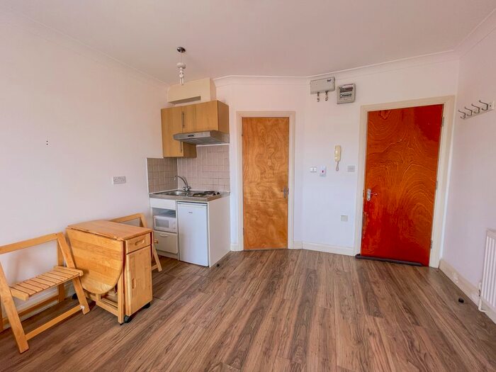 Studio To Rent In West Hendon Broadway, London, NW9