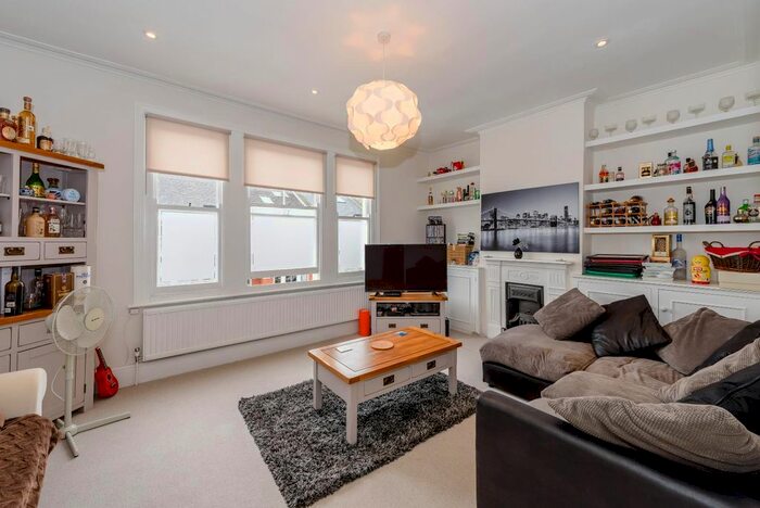 2 Bedroom Flat To Rent In Gosberton Road, London, SW12