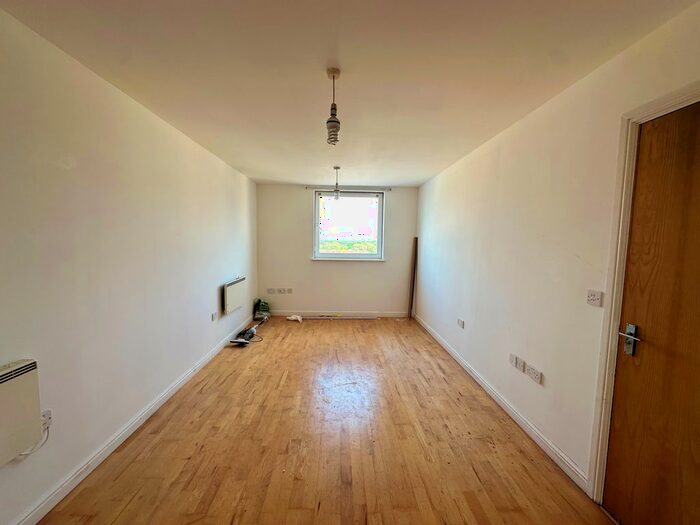 2 Bedroom Flat To Rent In High Street, Feltham, TW13