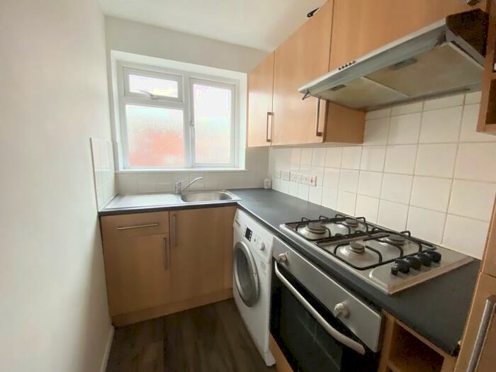 2 Bedroom Flat To Rent In Knaphill, GU21
