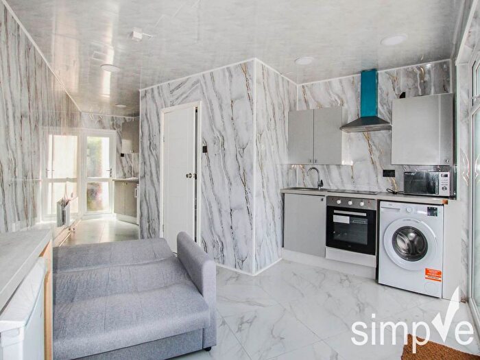 Studio To Rent In Silverdale Gardens, Hayes, Middlesex, UB3