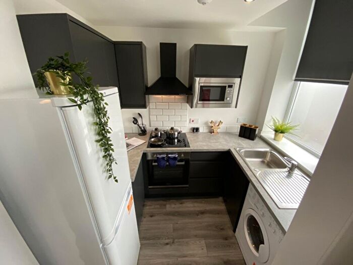 3 Bedroom Flat To Rent In Holmes Street, Orh, L8