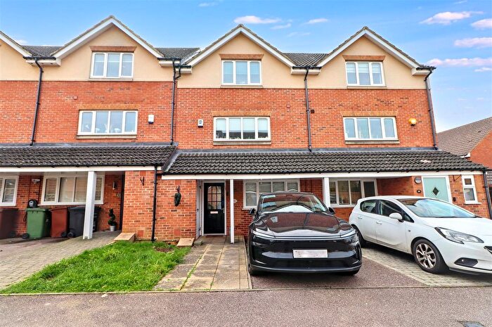 3 Bedroom Town House For Sale In Chaucer Grove, Borehamwood, WD6