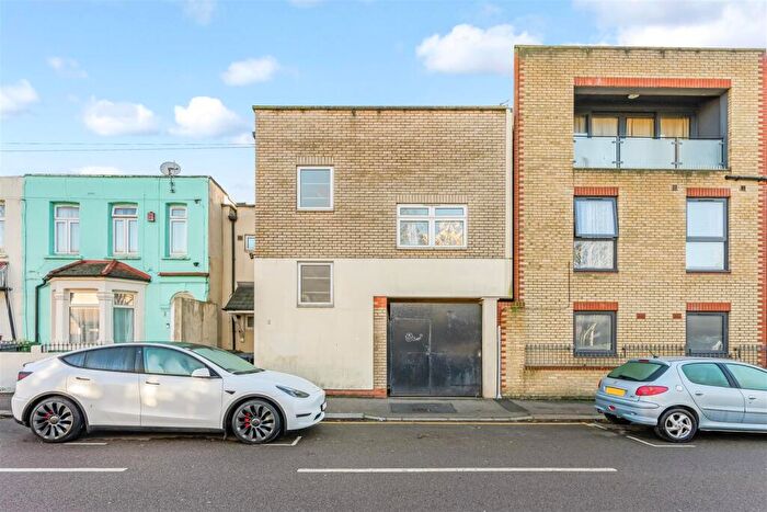 1 Bedroom Apartment For Sale In Exmouth Road, Walthamstow, E17